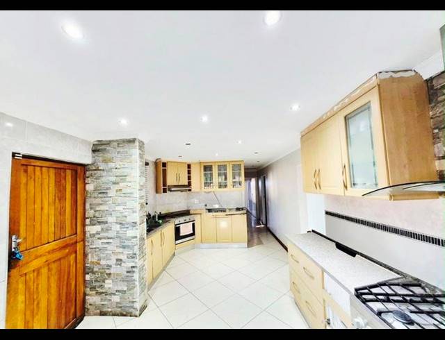 3 BEDROOM HOUSE FOR SALE IN BRACKENHAM